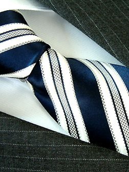 Seidenkrawatte blau mit Streifenmuster, Artikel 522
