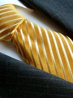 Seidenkrawatte gold mit Streifenmuster, Artikel 960